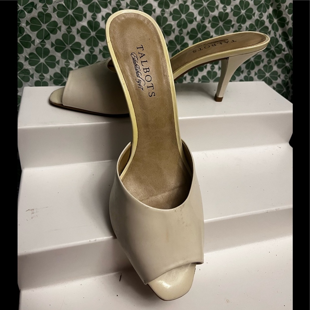NEOT Talbot’s Open Toe Pale Yellow Shoes!!